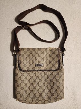 Gucci GG Supreme Canvas and Leather Shoulder Bag (model 223666)
